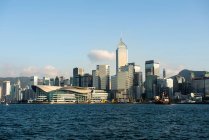 Cina, Hong Kong, veduta sullo skyline con Opera Grand Theatre in primo piano — Foto stock