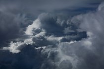 Білий thunderclouds на вечірнє небо — стокове фото