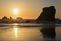 Bandon, Bandon-Біч, США, штат Орегон, rocky голки на заході сонця — стокове фото
