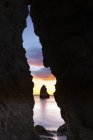 Formazioni rocciose in spiaggia al tramonto — Foto stock