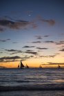 Filippine, Boracay, tramonto con barche a vela — Foto stock