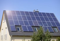 Німеччина, сонячні батареї на даху з одного сімейний будинок — стокове фото