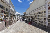 Ecuador, Quito, Vista diurna de personas en la calle con paredes de urna - foto de stock