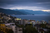 México, Puerto Vallarta, Bahía de Banderas en Blue Hour - foto de stock