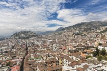 Equador, cidade de Quito com a colina El Panecillo — Fotografia de Stock