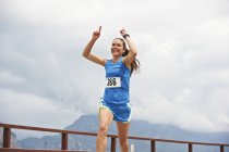 Frau gewinnt Laufwettbewerb — Stockfoto