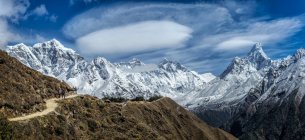 Nepal, Khumbu, Everest region, Namche Bazaar, View into the Khumbu valley with Everest and Ama Dablam — Stock Photo