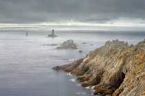 France, Bretagne, Pointe du Raz avec phare — Photo de stock