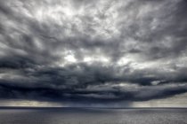 Portugal, costa atlântica, Cabo Espichel e nuvens sobre a água — Fotografia de Stock