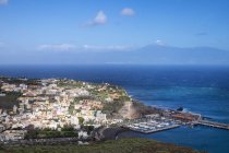Espanha, Ilhas Canárias, La Gomera, vista para San Sebastian e Monte Teide de Tenerife em segundo plano — Fotografia de Stock