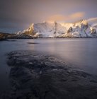 Norvegia, Lofoten, vista Sakrisoy all'alba — Foto stock