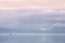 Vista a distanza della barca solitaria di giorno, Schleswig-Holstein Wadden Sea National Park, Mare del Nord, Sylt, Frisia settentrionale, Schleswig-Holstein, Germania — Foto stock
