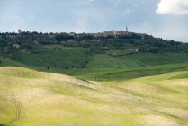 Italy, Tuscany, Val d'Orcia, Pienza in the background of rolling landscape — Stock Photo