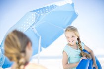 Due ragazze che trasportano un chilo sulla spiaggia — Foto stock