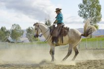 Ковбойка, що працює з конем — стокове фото