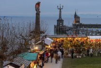 Allemagne, Bade-Wurtemberg, Constance, marché de Noël et statue d'Imperia en arrière-plan — Photo de stock