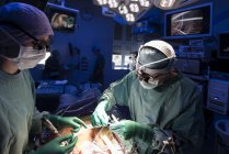 Два робочих хірурги під час операції на серці — стокове фото