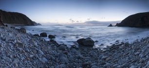 Espanha, Galiza, Valdovino, praia rochosa no crepúsculo — Fotografia de Stock