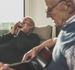 Zwei Senioren musizieren gemeinsam zu Hause — Stockfoto