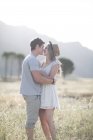 Afrique du Sud, Jeune couple embrassant sur le terrain — Photo de stock