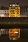 Німеччина, Дюссельдорф, медіа-Харбор, скляні передньої частини будівлі вночі — стокове фото
