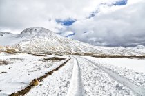 Island, Sudurland, Kerlingaraell, Hochland, schneebedeckte Berge — Stockfoto