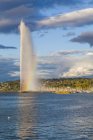 Швейцария, Женева, Женевское озеро с фонтаном Jet d 'Eau — стоковое фото