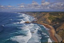 Paesaggio marino con costa rocciosa — Foto stock
