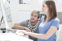 Креативні офісні люди обговорюють роботу на комп'ютері — стокове фото