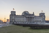 Germania, Berlino, Berlino-Tiergarten, edificio del Reichstag e torre TV di Berlino al mattino — Foto stock