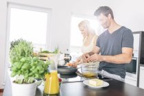 Пара готує яєчню разом в кухні — стокове фото