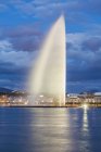 Швейцария, Женева, Женевское озеро с фонтаном Jet d 'Eau — стоковое фото