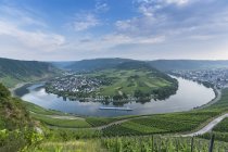 Германия, Рейнланд-Пфальц, Мозель петля Кроев в дневное время — стоковое фото