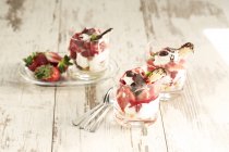 Desserts in Gläsern mit Joghurt, Quark, Erdbeeren und Schokoladen-Marshmallow — Stockfoto