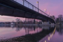 Германия, Баден-Вюртемберг, Констанция, велосипедный мост Herose Park на закате — стоковое фото