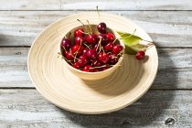 Ciotola di ciliegie fresche — Foto stock