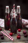 Succo di ciliegia biologico in bottiglia — Foto stock