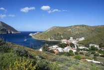 Vista de casas por costa marítima durante o dia, Porto Kagio, Grécia — Fotografia de Stock