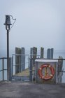 Германия, Тургау, Штекборн, колокол и спасательный круг в гавани — стоковое фото