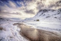 Regno Unito, Scozia, Glencoe, Solitudine, casa al fiume in inverno — Foto stock