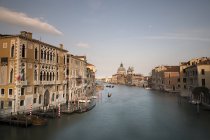 Italia, Venezia, Canal Grande con gondoliere sull'acqua — Foto stock