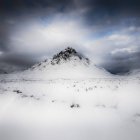 Regno Unito, Scozia, Highland, Buachaille Etive Mor e nuvole — Foto stock