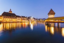 Svizzera, Cantone di Lucerna, Lucerna, Città vecchia, fiume Reuss, ponte della cappella e torre dell'acqua, ora blu — Foto stock