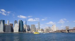 USA, New York, grattacielo di Lower Manhattan con Brooklyn Bridge sull'East River — Foto stock