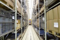 Armazém de rack alto e caminhão no fundo — Fotografia de Stock