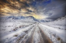 Reino Unido, Escócia, Glencoe, Glen Etive, estrada no inverno — Fotografia de Stock