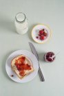 Тост з полуниця варення, джем, полуницю, пляшка молока — стокове фото