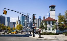 USA, New York, Brooklyn Bridge Park, Fulton Ferry Pier with the skyscraper skyline of Lower Manhattan beyond — Stock Photo