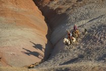 États-Unis, Wyoming, cow-girl et cow-boy chevauchant dans les badlands — Photo de stock