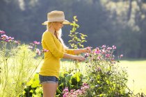 Ragazza adolescente giardinaggio all'aperto — Foto stock
